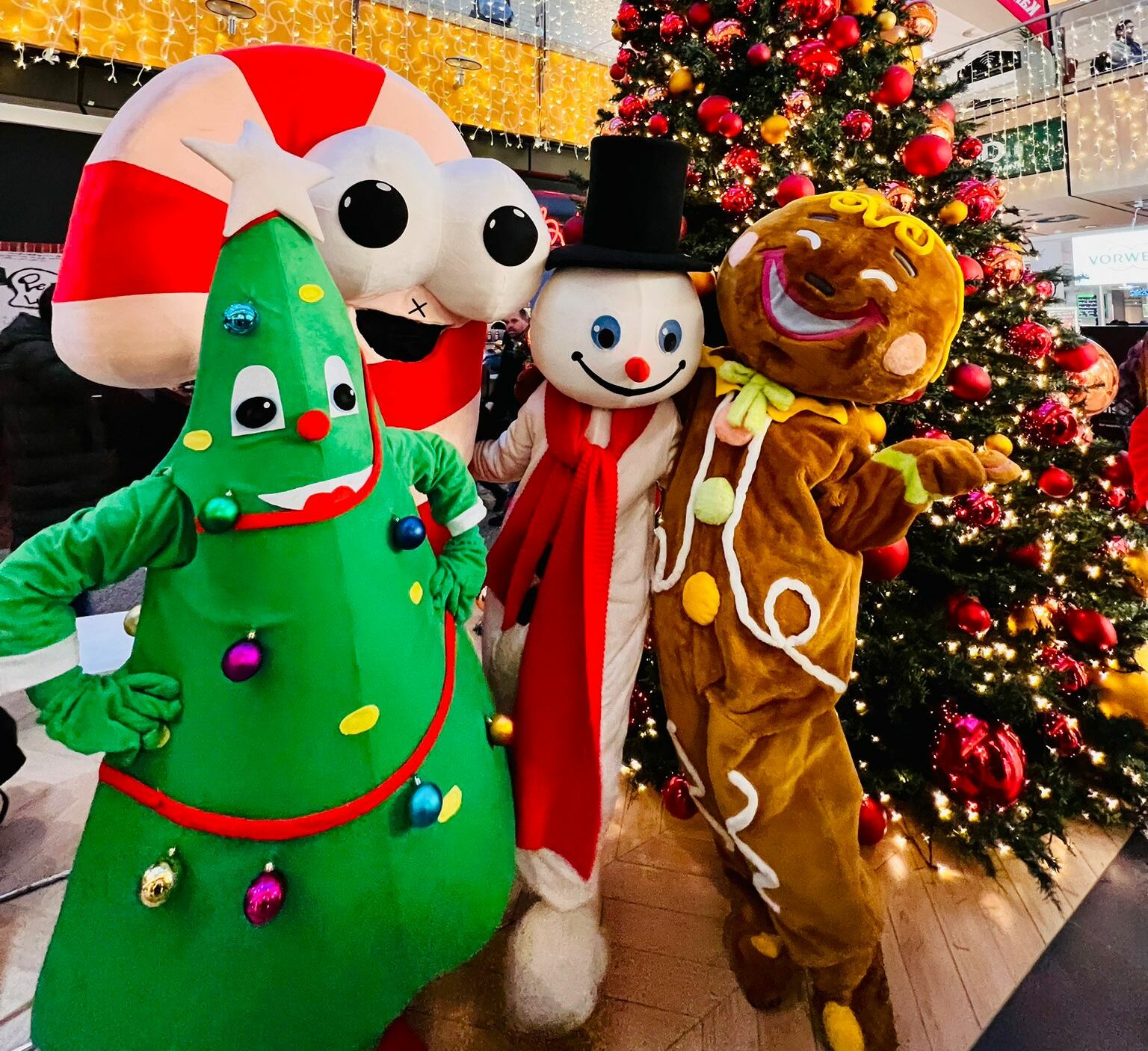 Weihnachtliche Walkacts auf einer Weihnachtsparade im Einkaufszentrum