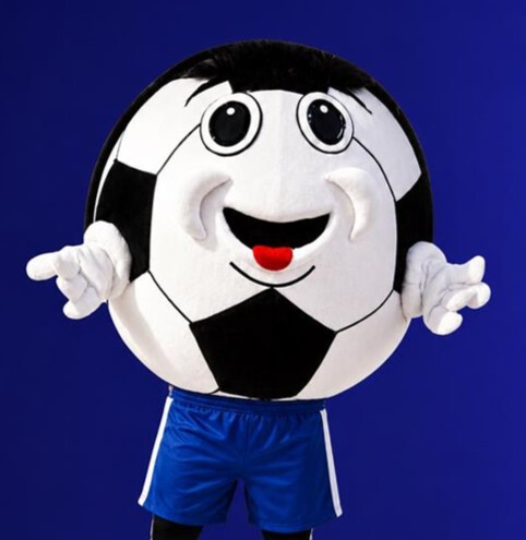 laufender Fußball im Kostüm